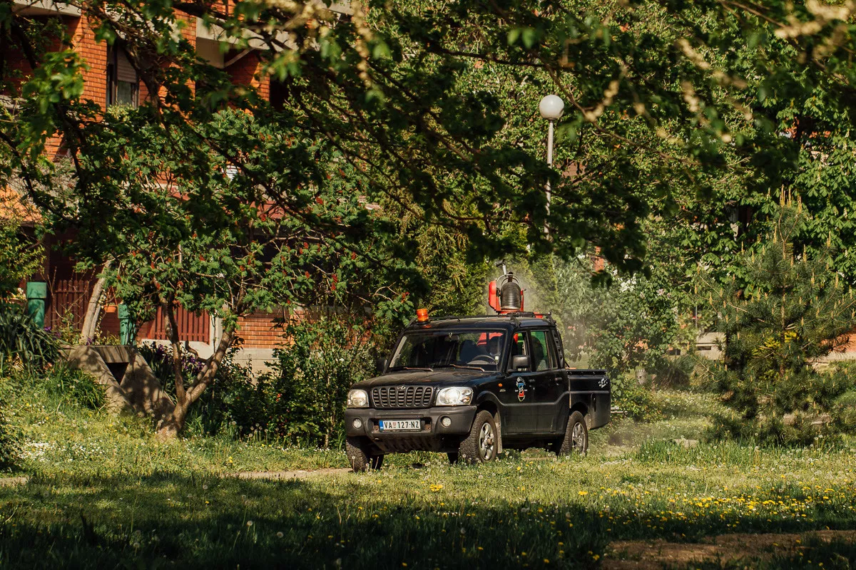 Zaprašivanje komaraca (ilustracija)