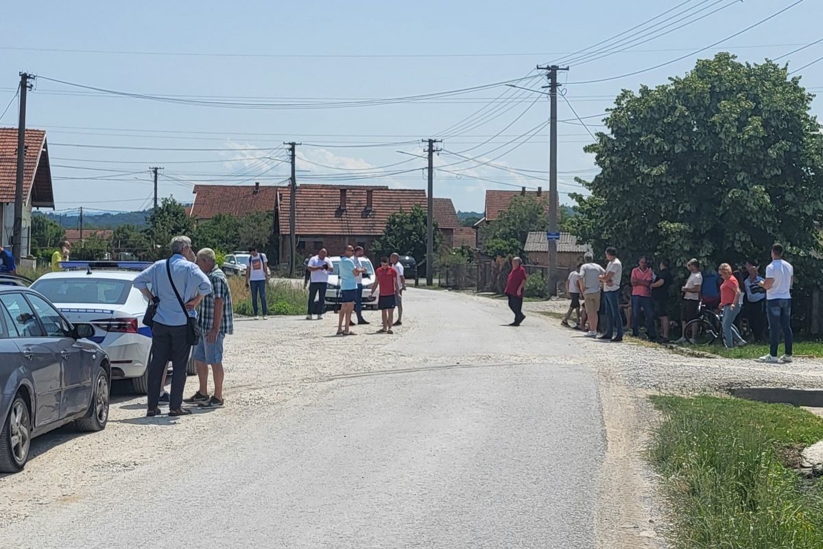 Meštani sela Popučke blokirali put