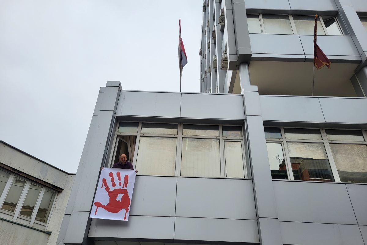 Crveni otisak šake na Gradskoj kući