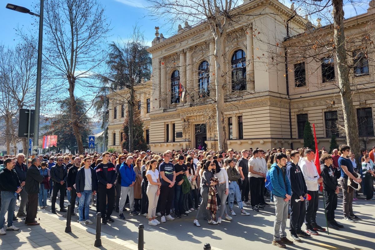 15 minuta tišine ispred Gimnazije