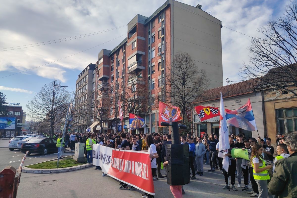 Protestna kolona ispred Gradske kuće