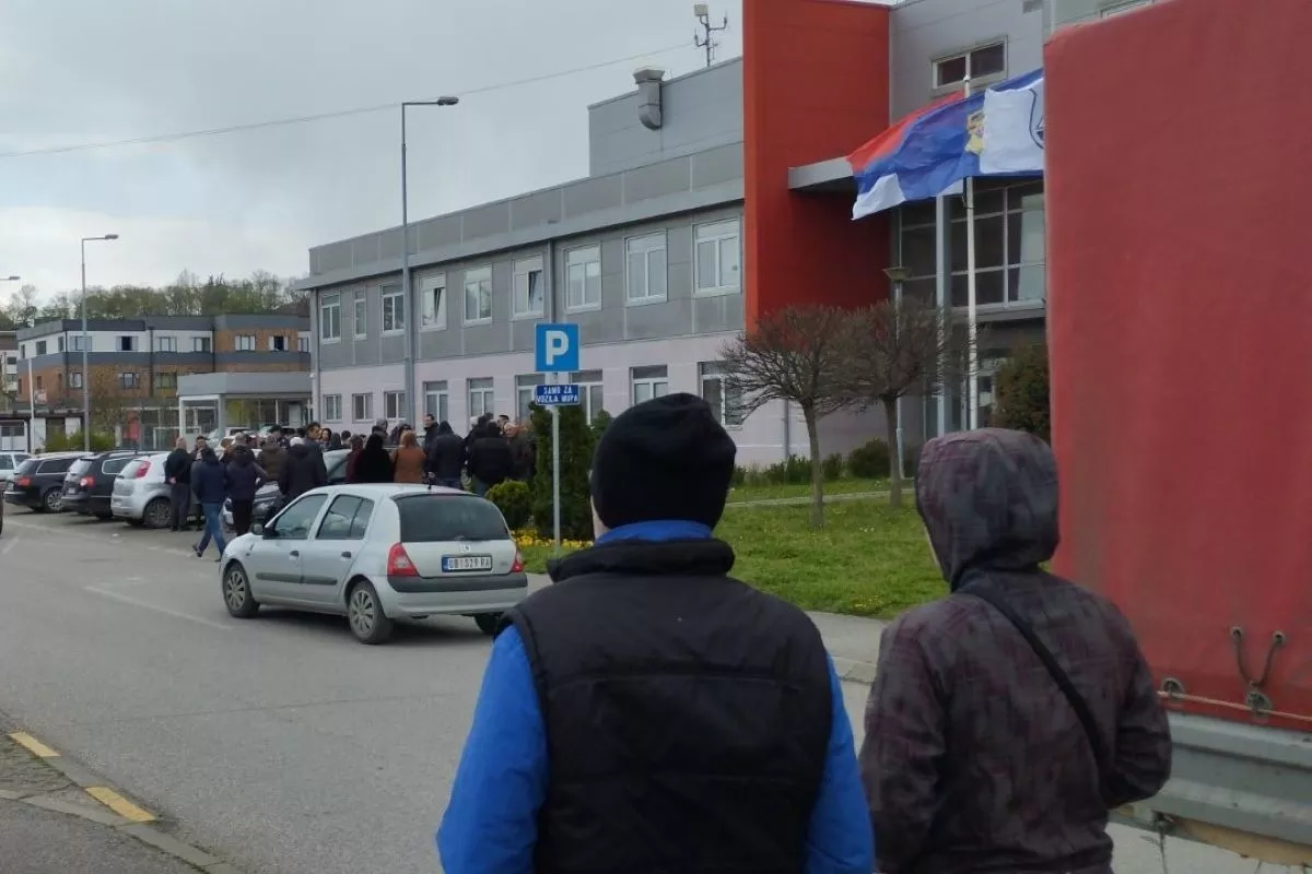 Građani ispred policijske stanice u Ubu