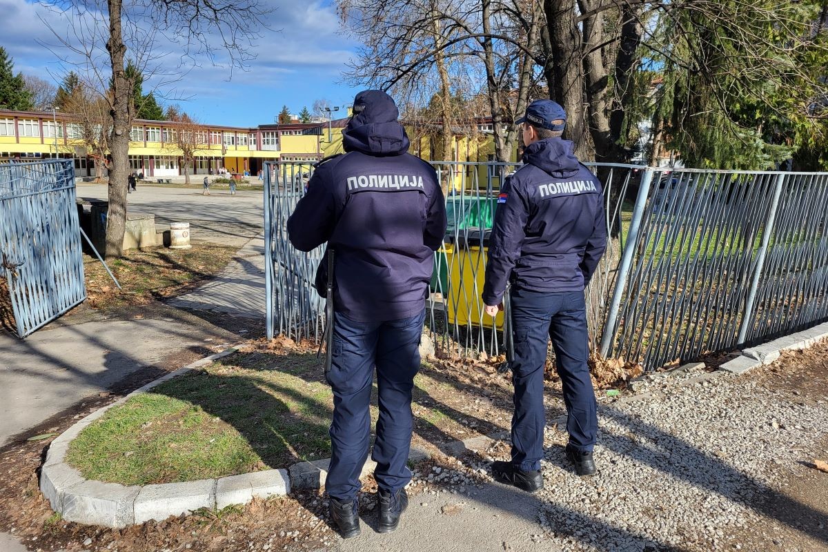 Policajci ispred osnovne škole (Foto: Kolubarske.rs)