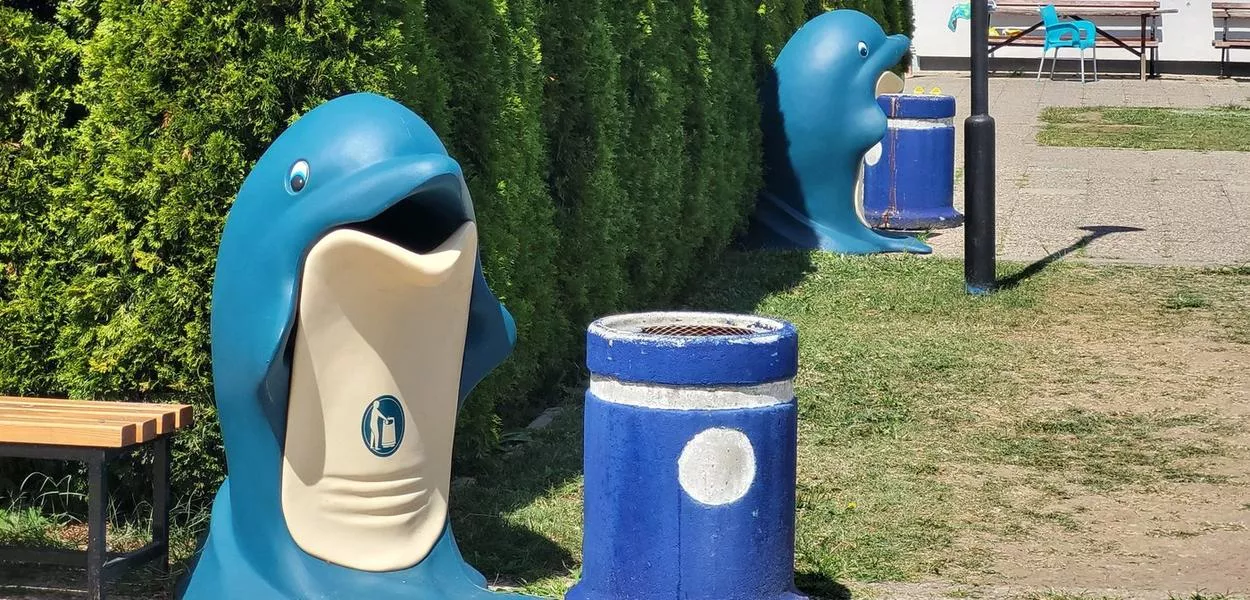 Kanta za smeće u obliku delfina u Petnici