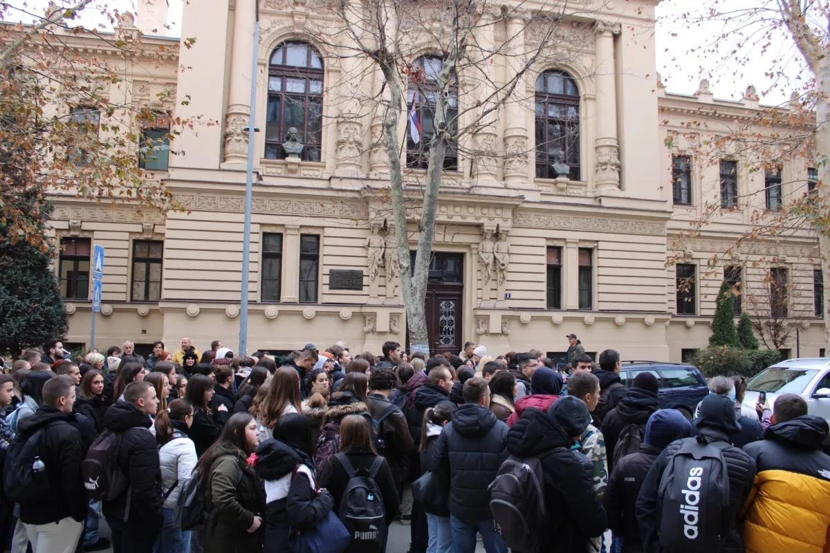 Akcija 15 minuta za 15 života ispred Gimanzije