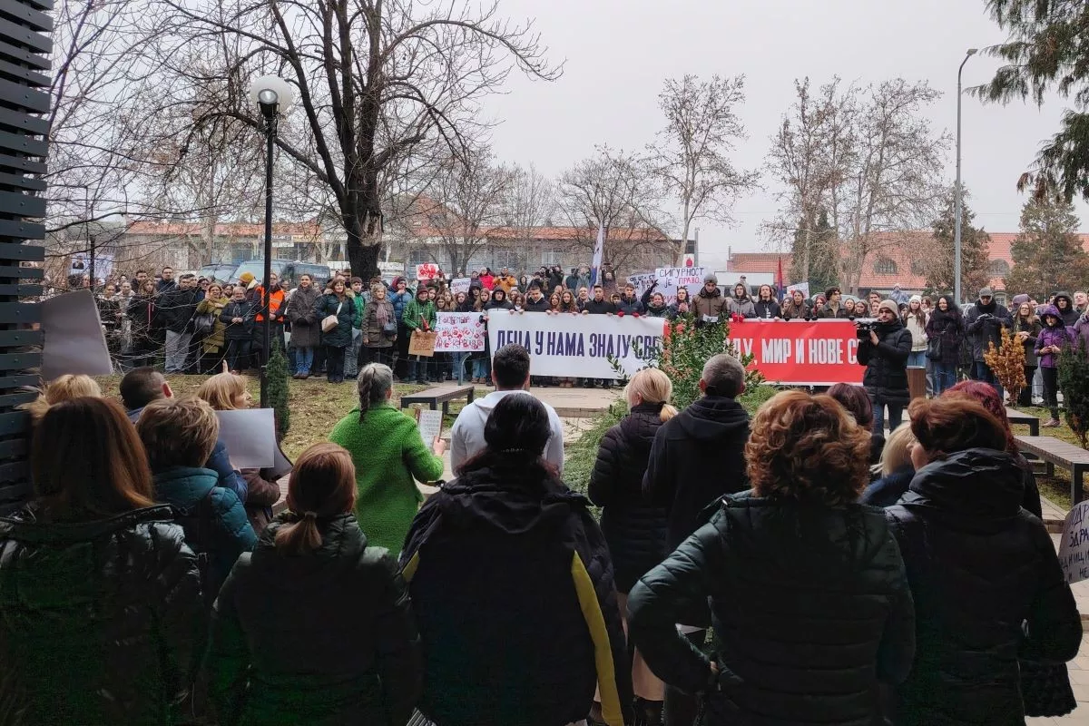 Gimnazijalci i medicinari ispred Doma zdravlja