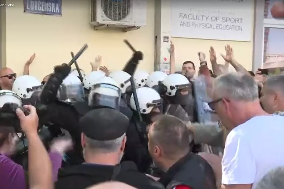 Policija na okupljene nasrnula pendrecima