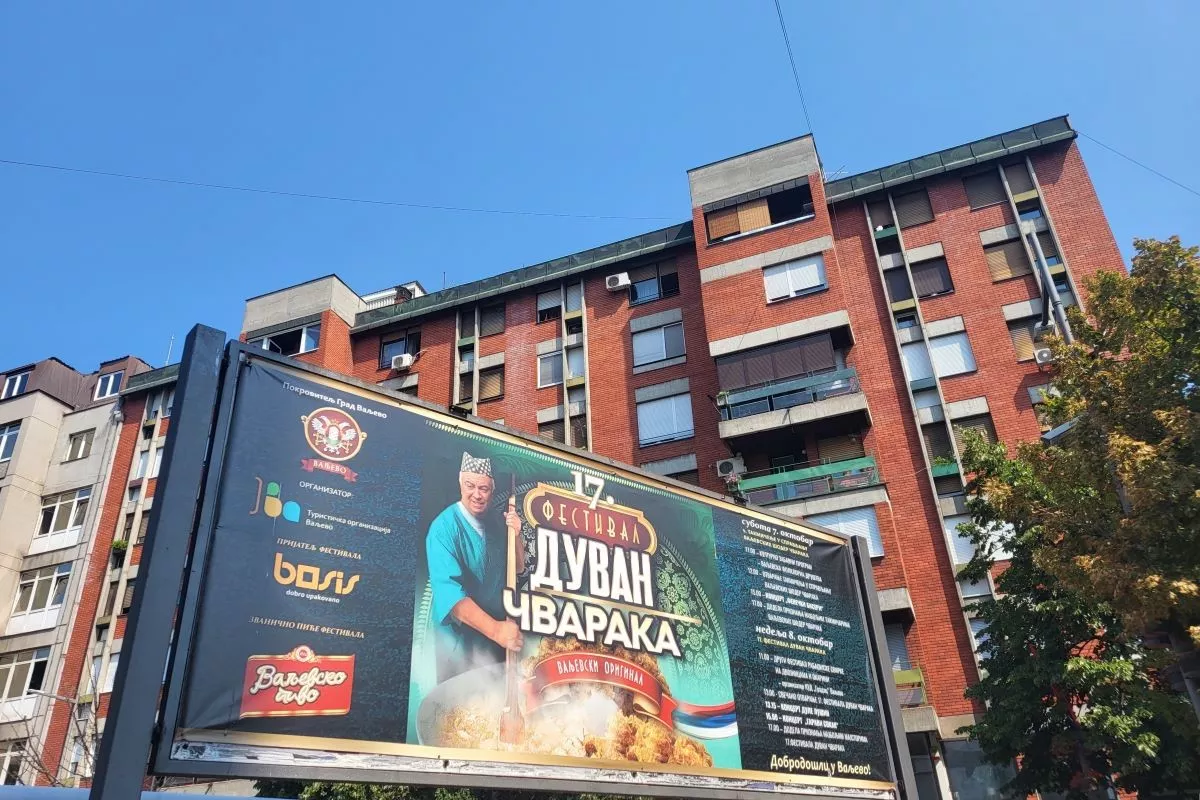 Bilbord ispred Gradske uprave (bajata Čvarkijada)