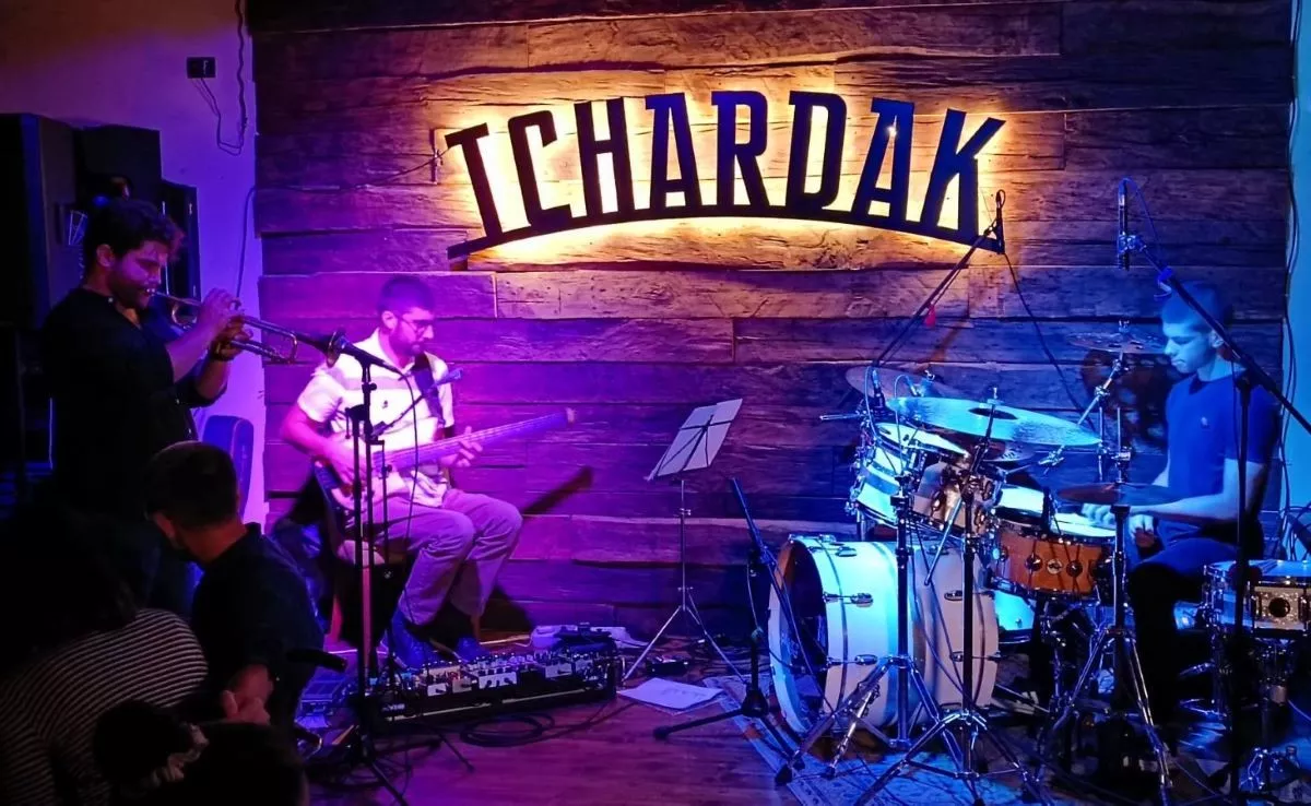 Uroš Spasojević sa svojim triom u pivnici Tchardak