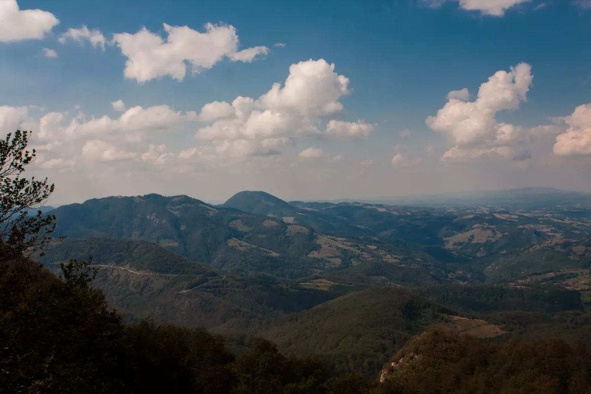 Pogled sa Srednjeg Povlena ka Jablaniku i Medvedniku