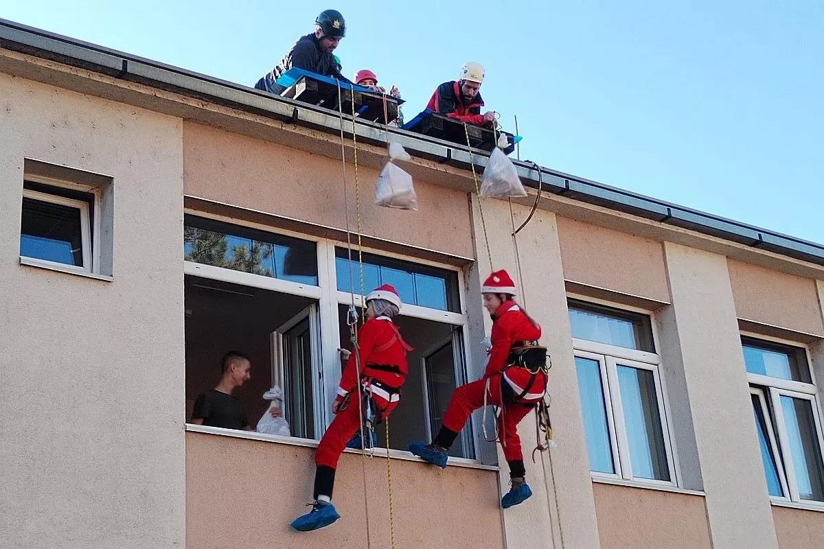 Deda Mraz doneo paketiće