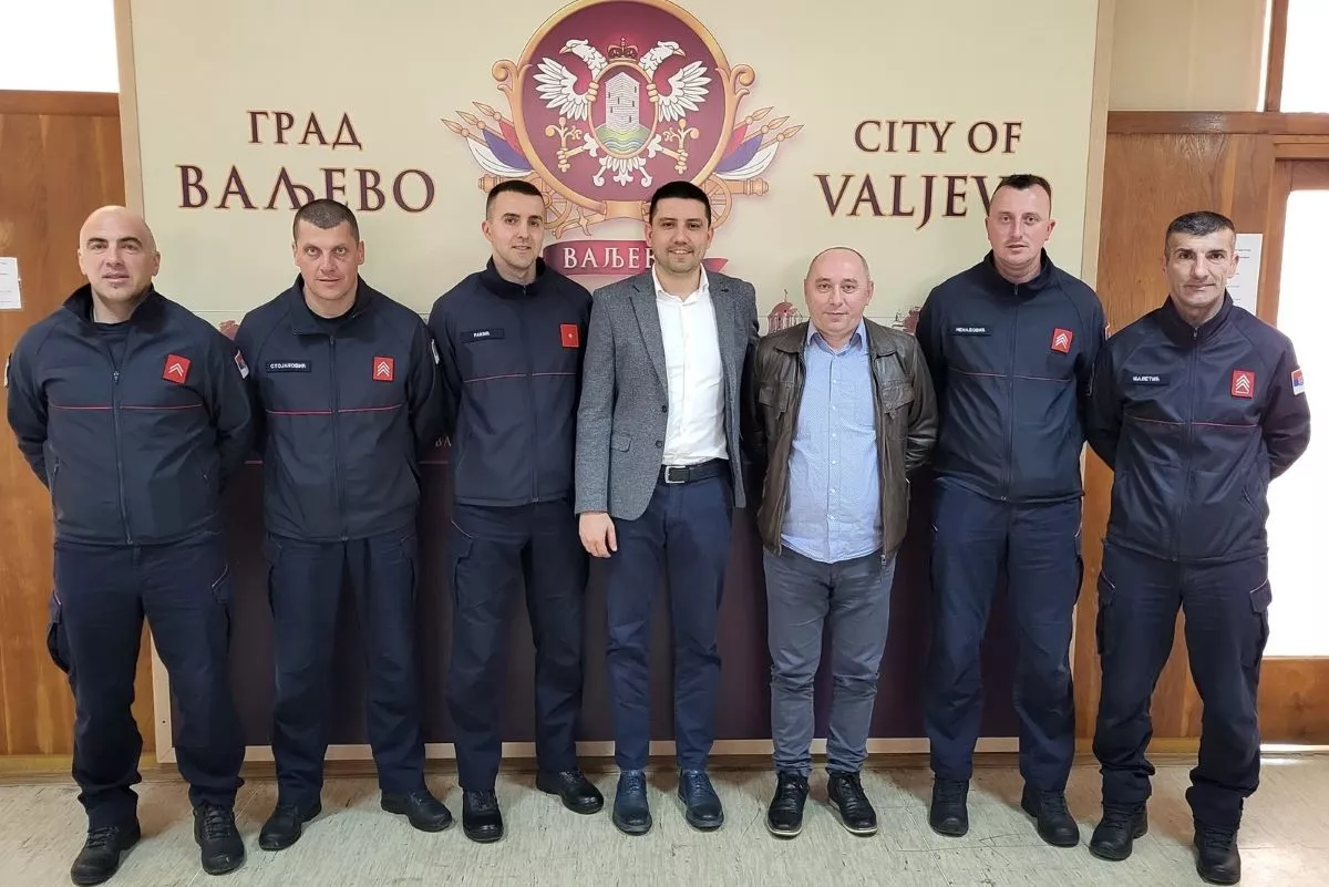 Vatrogasci-spasioci iz Valjeva i gradonačelnik