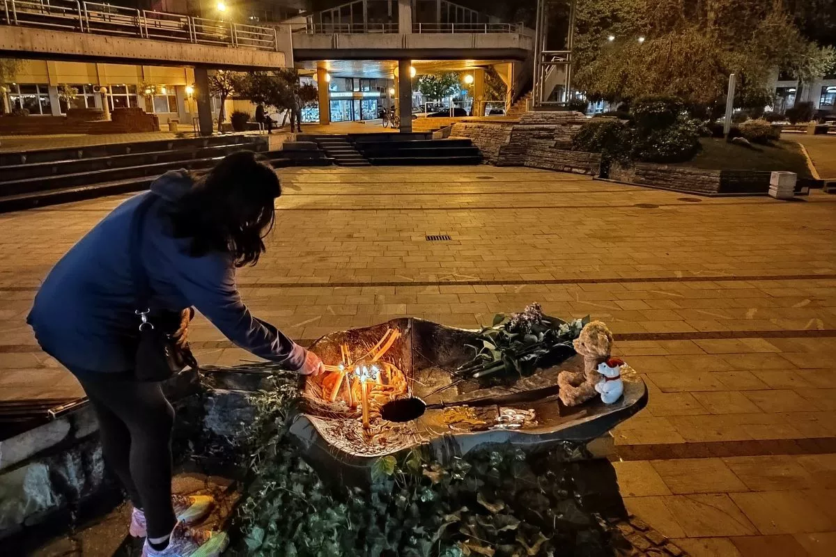 Cveće i sveće za stradale