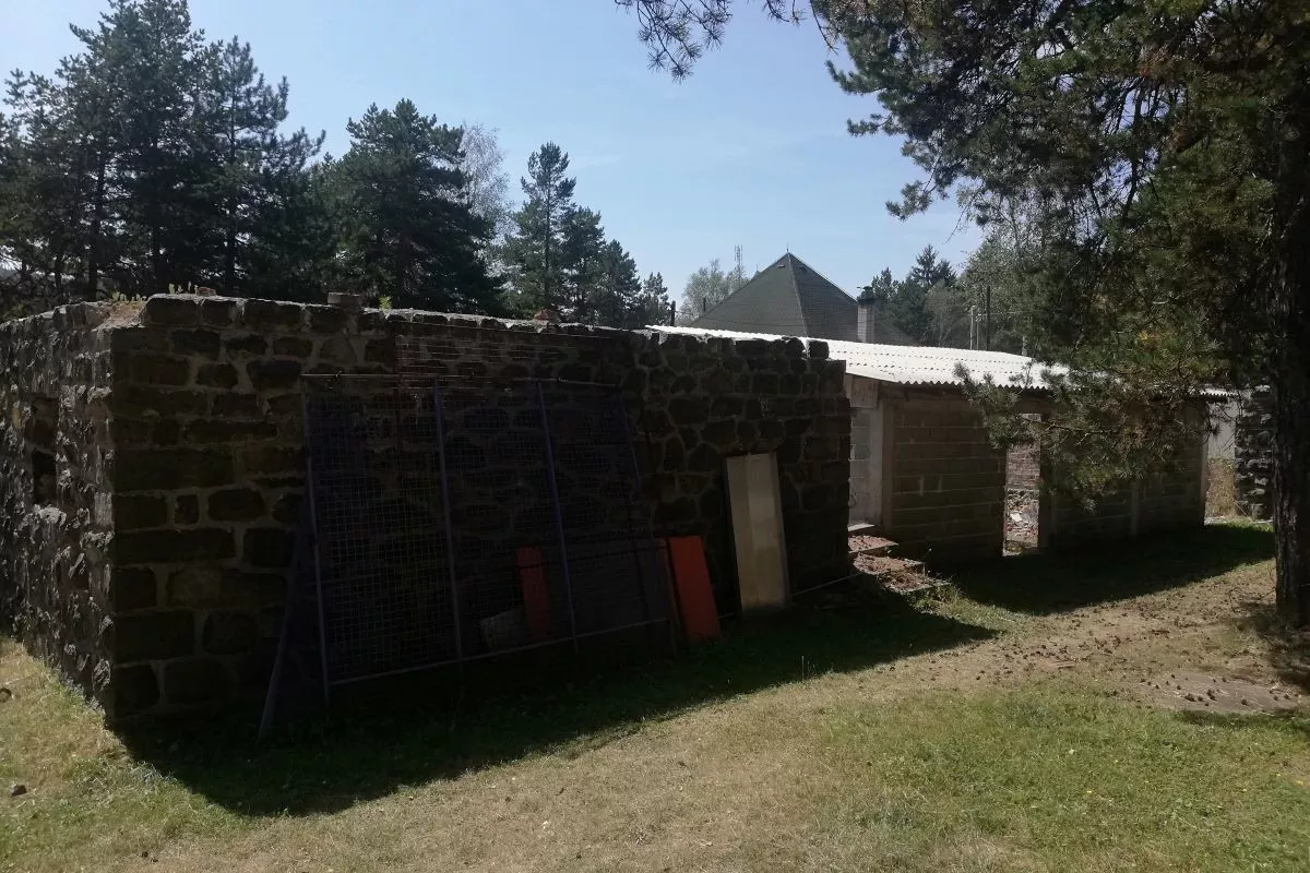 Polusrušeni objekat u centru Divčibara