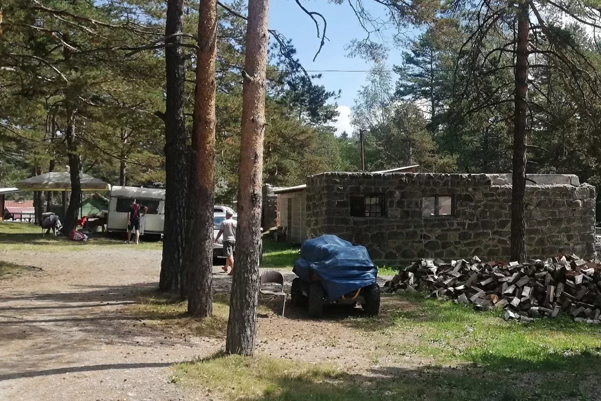 Kamp kućica u parku na gradskoj parceli