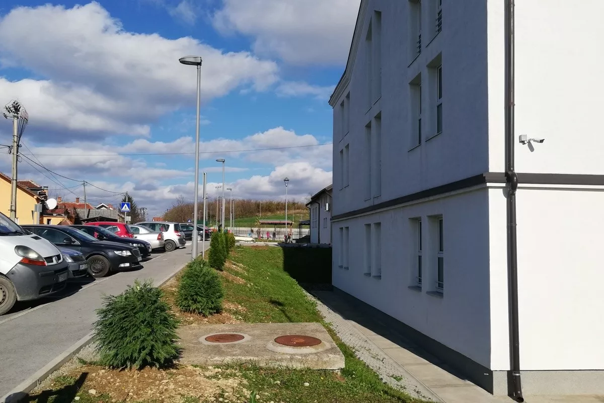 Rotarijanci zasadili drveće u Šestoj školi