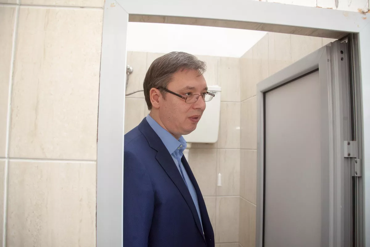 Aleksandar Vučić obilazi toalet u Medicinskoj školi (2016.)