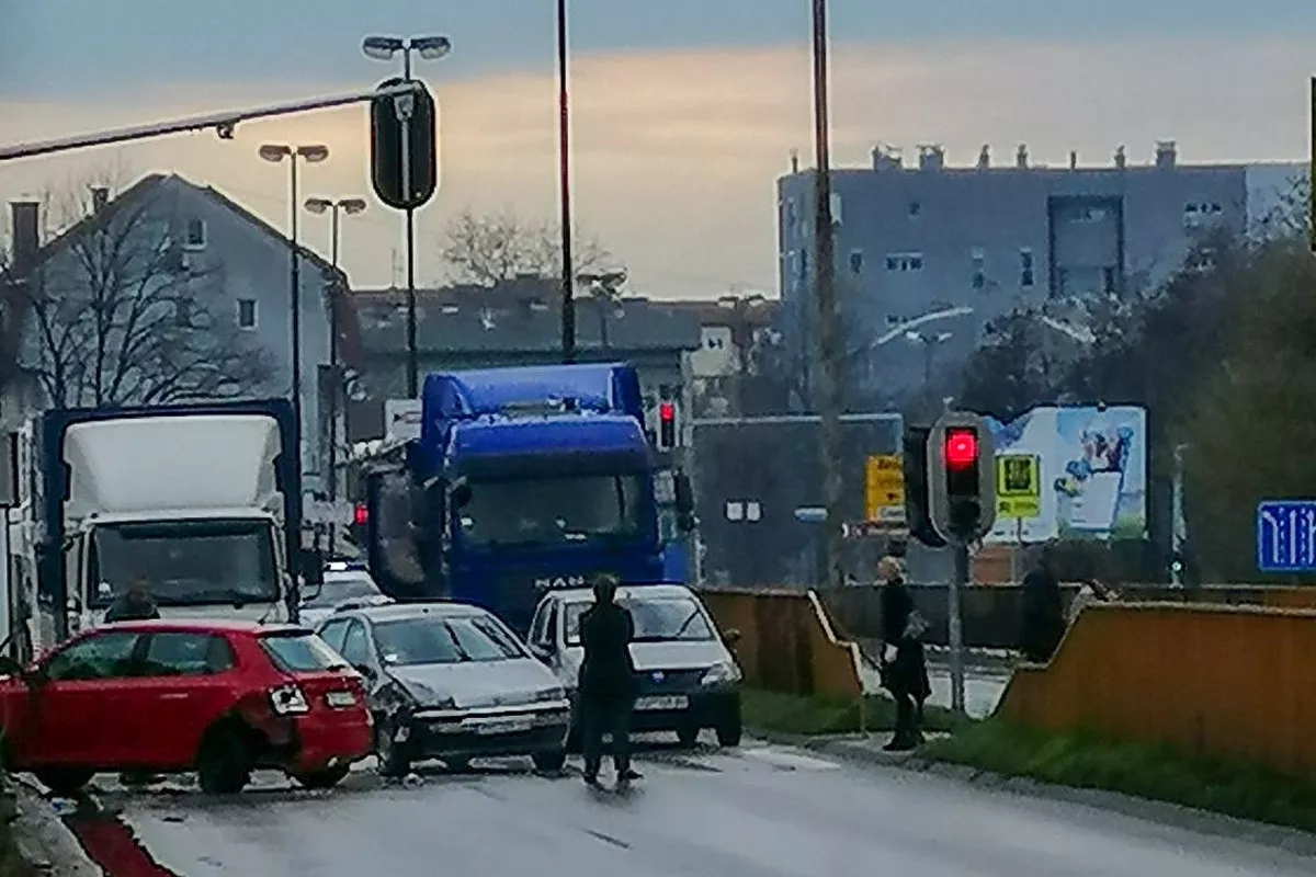 Saobraćajka na duplim trakama