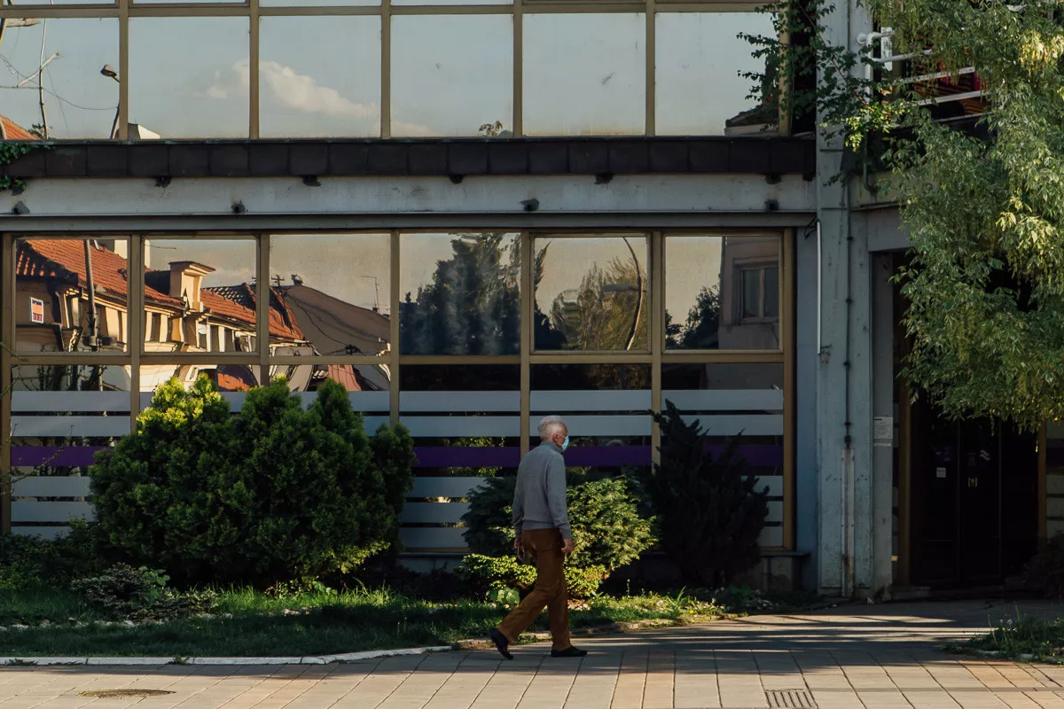 Penzioner u dozvoljenoj šetnji