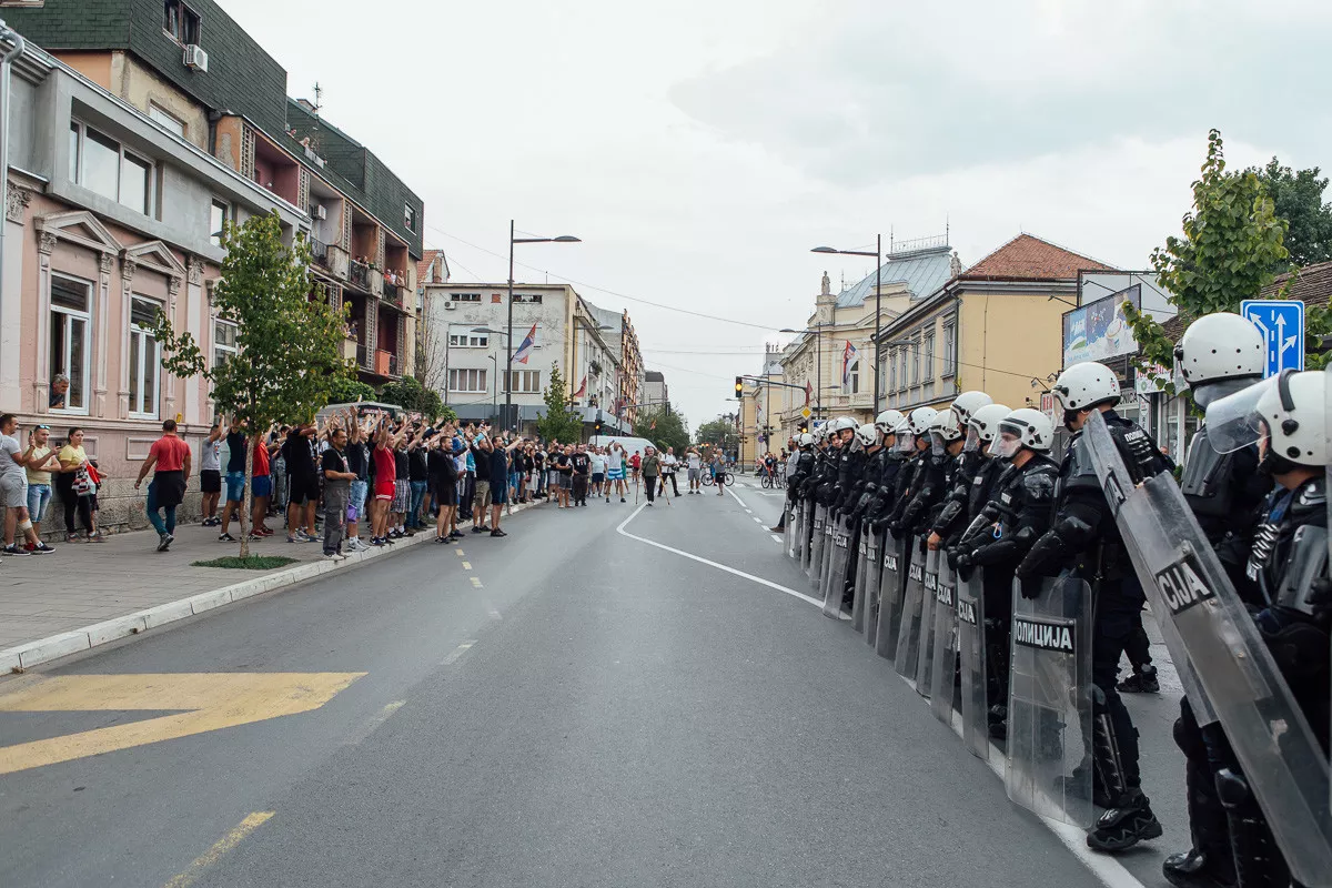 Građani i policija ispred kafe restorana