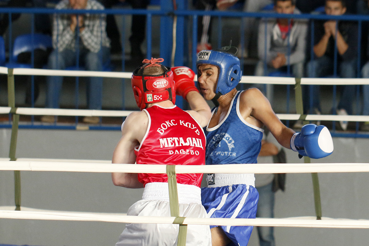 Bokser Metalca zadaje udarac (ilustracija)