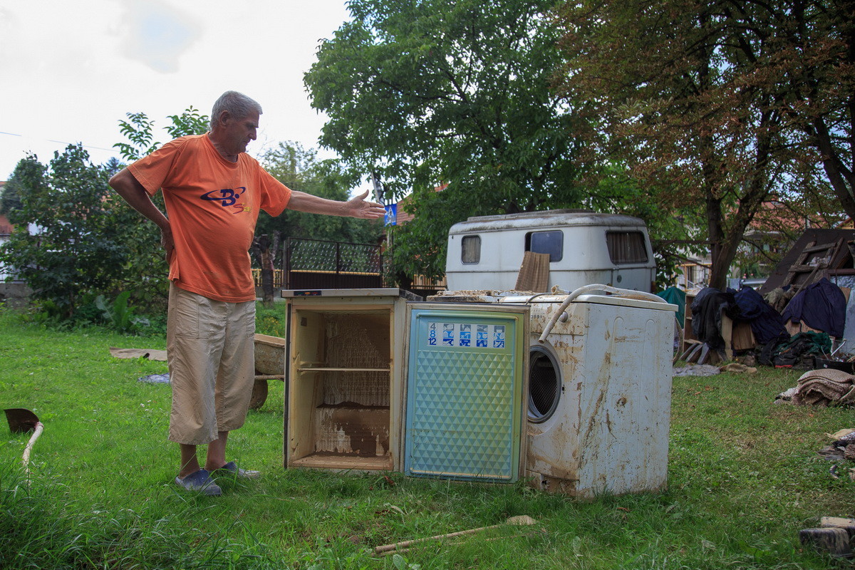Frižider i mašina ponovo u blatu nakon poplave
