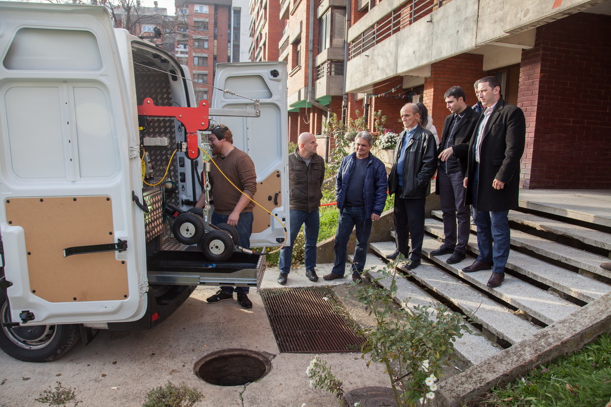 Vozilo sa opremom za optičku inspekciju kanalizacija
