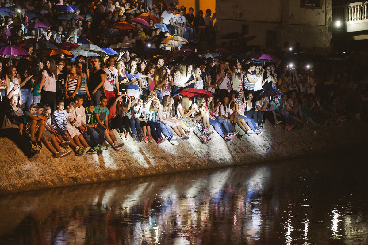 Publika na koncertu Tešnjarskih