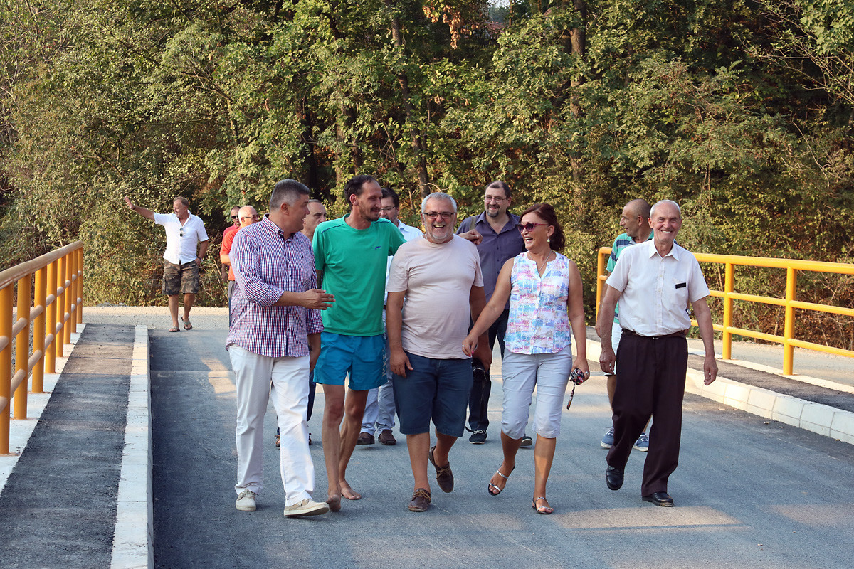 Prelazak preko mosta umesto presecanja trake