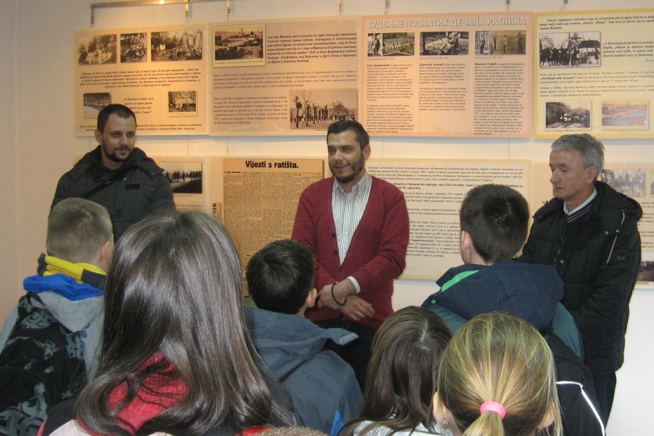 Sa otvaranja izložbe Počinje rat