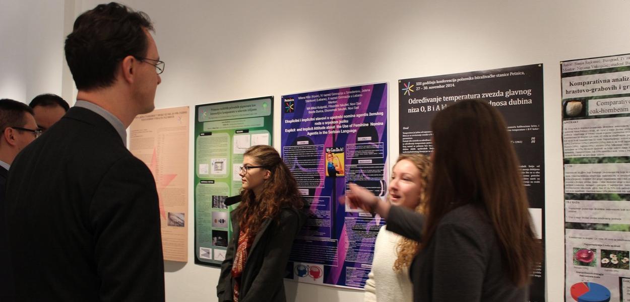 Ministar Verbić na izložbi “Eksperiment Petnica”