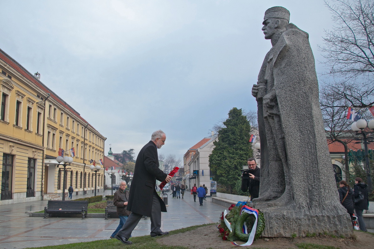 Ambasador Denis Kif polaže venac na spomenik Živojinu Mišiću