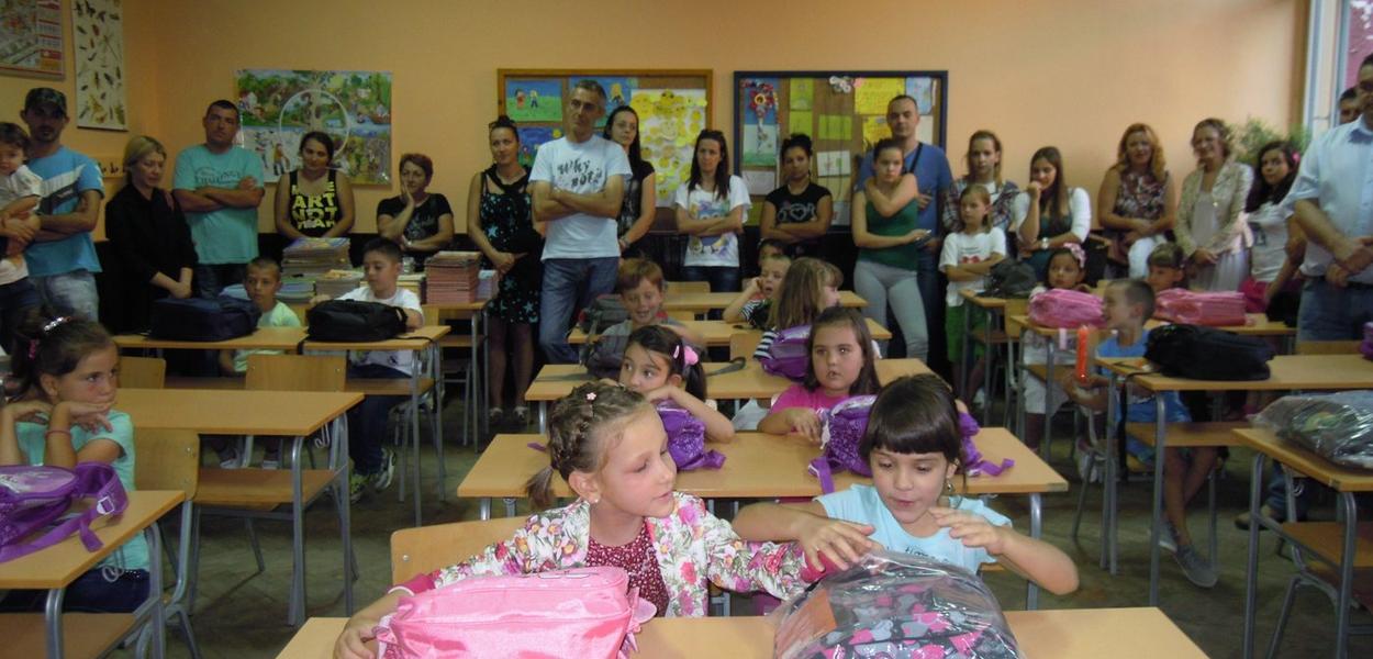 Prvacima darovani ranac i pribor (ilistracija 2014.)