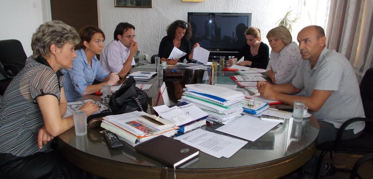 Predstavnici op&scaron;tine i partnerskih organizacija na sastanku</p>
<p><strong>&nbsp;</strong>