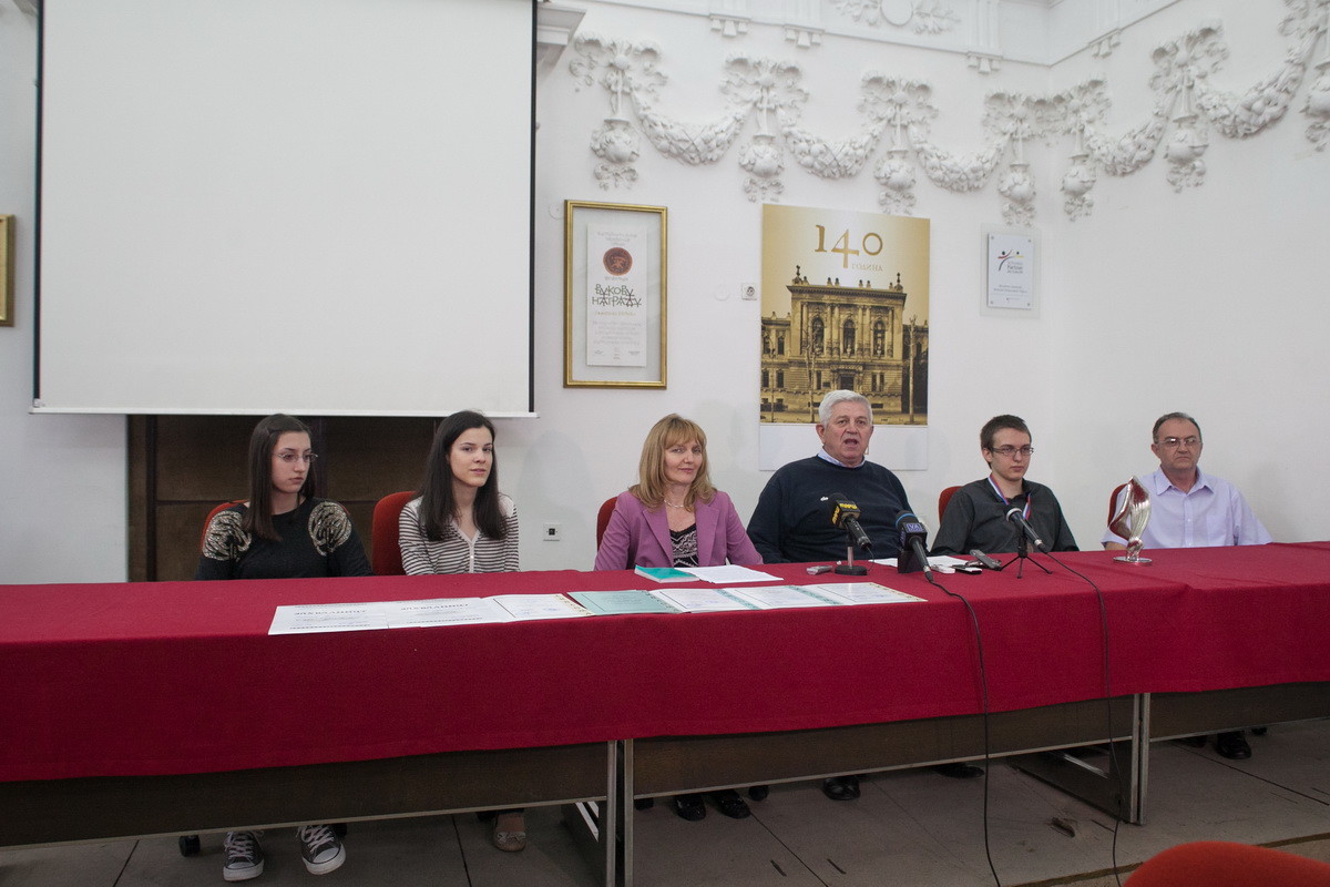 Učenici, profesori i direktor Gimnazije