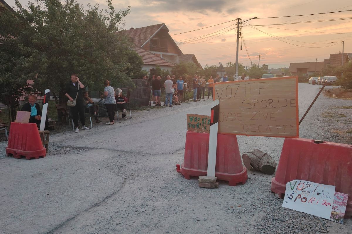Meštani blokirali put (Foto: Kolubarske.rs)