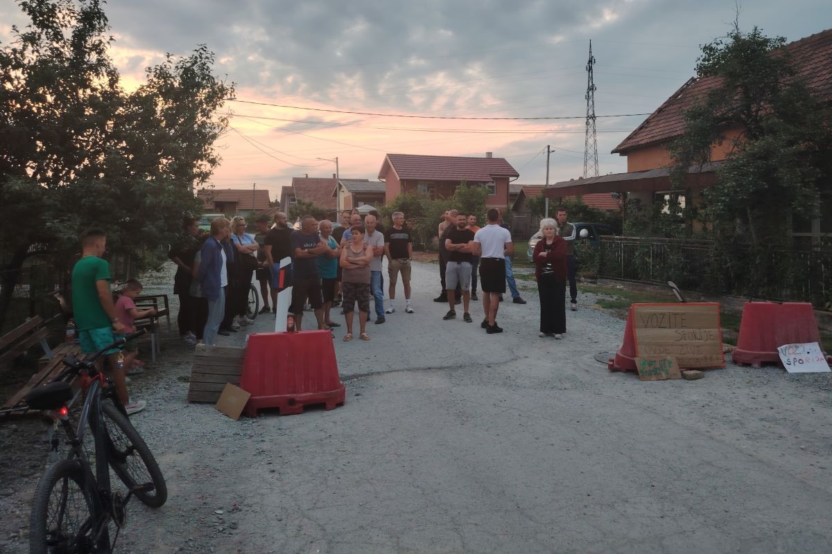 Meštani blokirali put