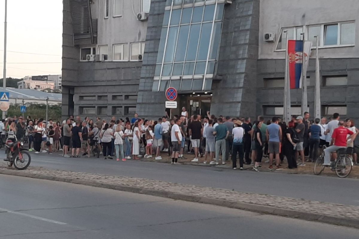 Građani ispred PU