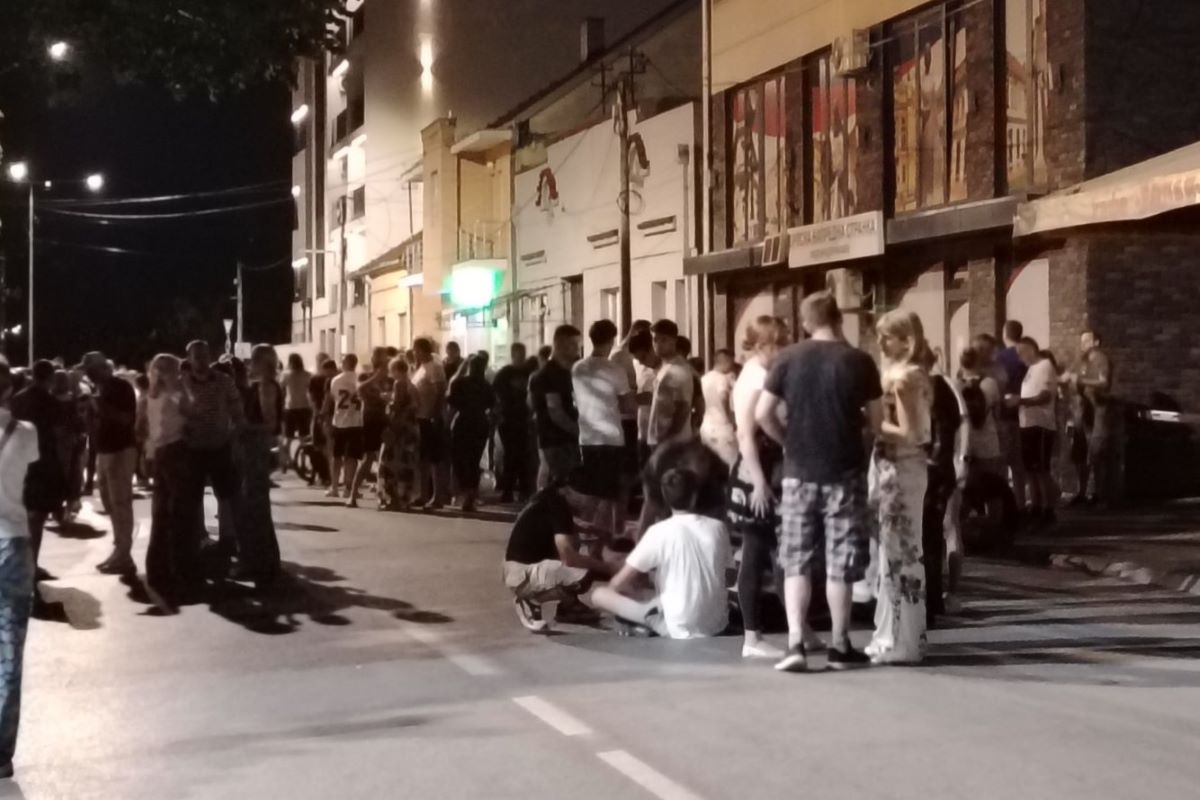Građani ispred SNS (Foto: S.D.)