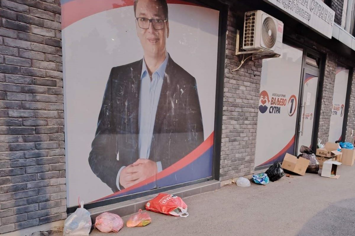 Smeće ispred sedišta SNS u Valjevu