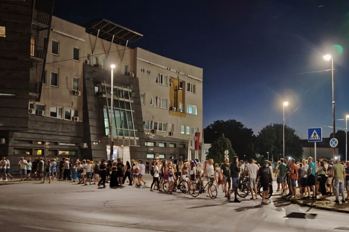 Građani ispred zgrade policije (Foto: Kolubarske.rs)