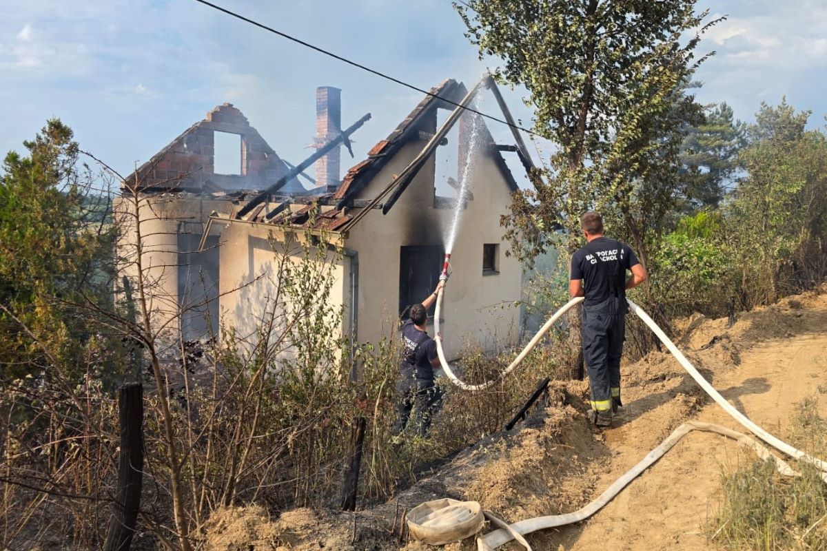 Gorela napuštena kuća