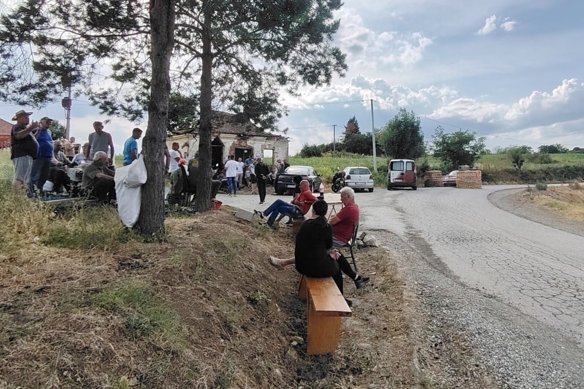 Meštani Popučaka blokirali put