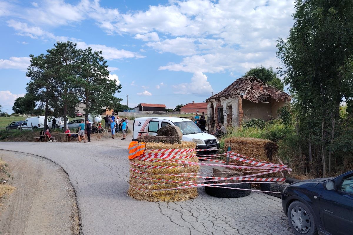 Meštani Popučaka blokirali put (Foto: Kolubarske.rs)