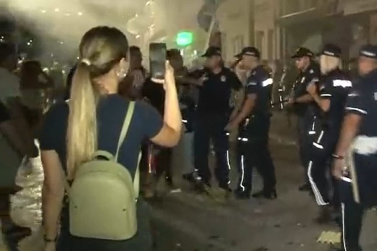 Policija ispred SNS