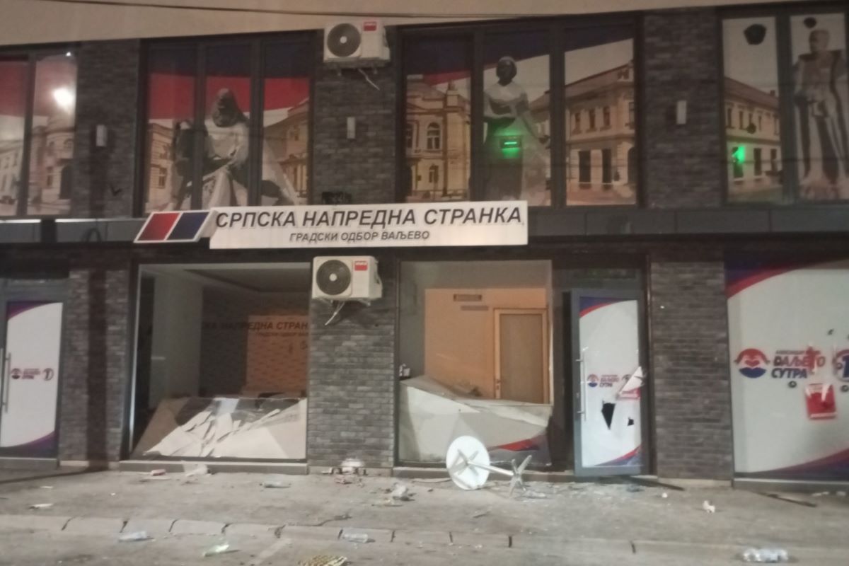 Razbijen izlog SNS (Foto: skrinšot N1)