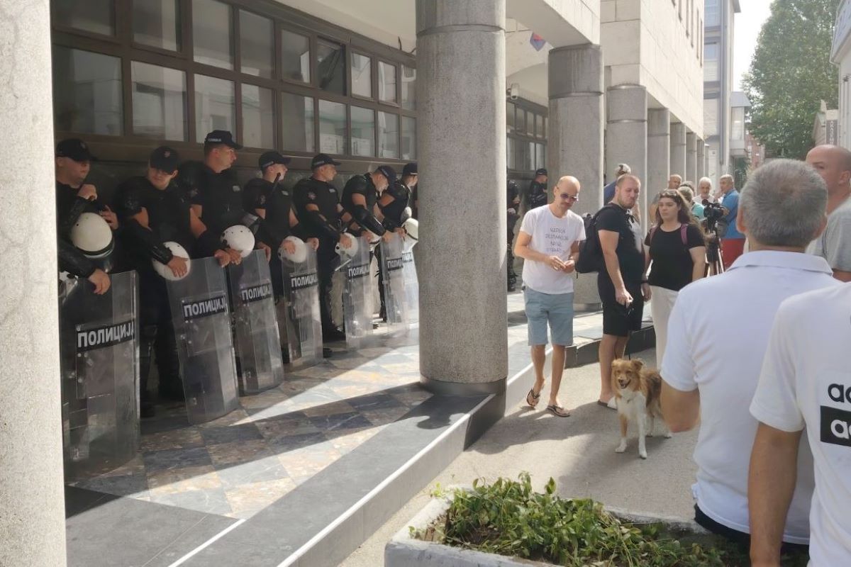 Građani i policija ispred Tužilaštva (Foto: Kolubarske.rs)