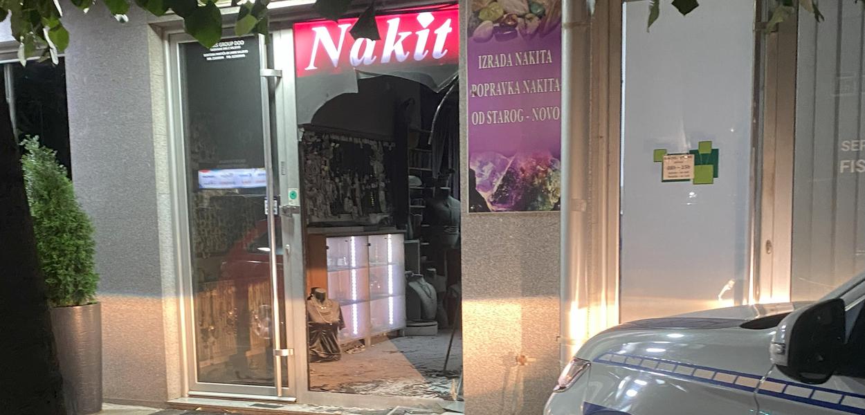 Obijen i zapaljen lokal