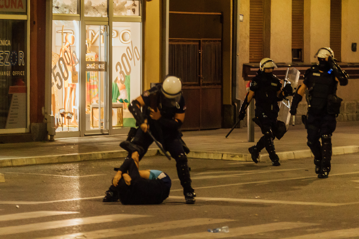 Brutalna intervencija policije (Foto: Đorđe Đoković)