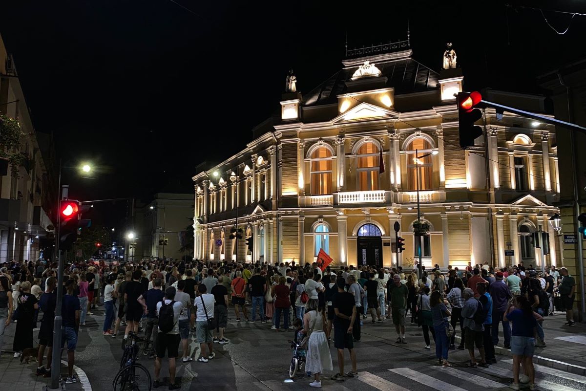 Građani ispred Višeg suda u Valjevu